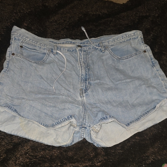 Pants - Light Wash Denim Women’s Shorts - Casual Summer Style